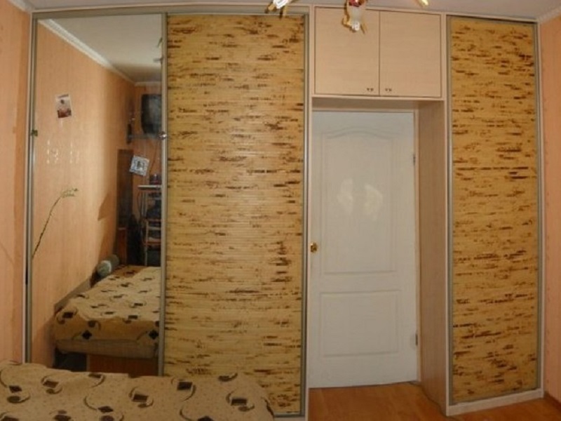 Шкаф-купе Август тип Комбинированный  количество дверей: Трёхдверные  фасад Бамбук и ротангЗеркало